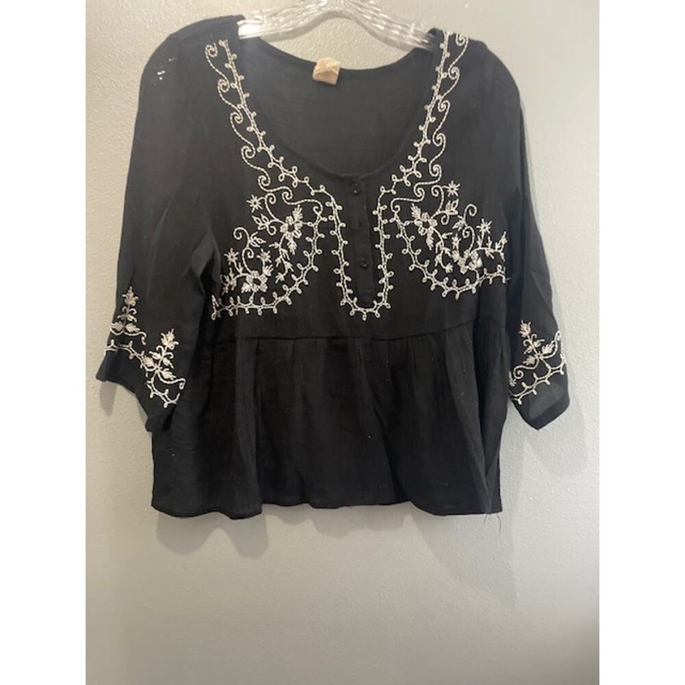 Honolulu Wahina Size Medium‎ Boho Top Black w/ White Crewel Detail